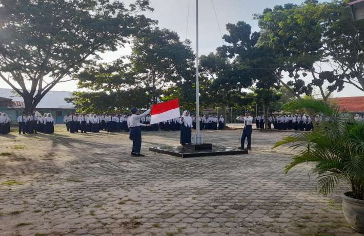  Upacara Bendera di MTs Negeri 1 Belitung Timur: Membangun Karakter dan Kepribadian yang Baik  