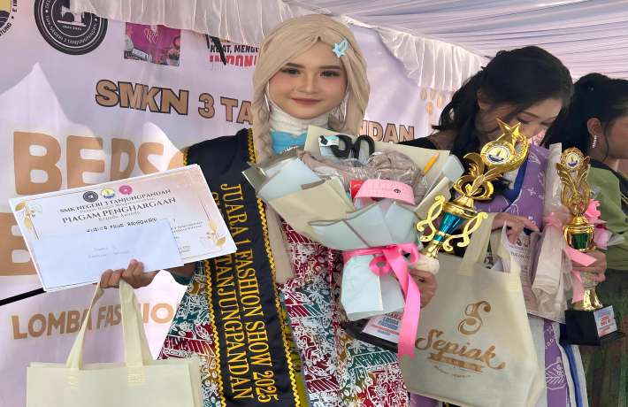 Khalila Faiha Ramadihani Sabet Juara 1 Lomba Fashion Show SMP Sepulau Belitung