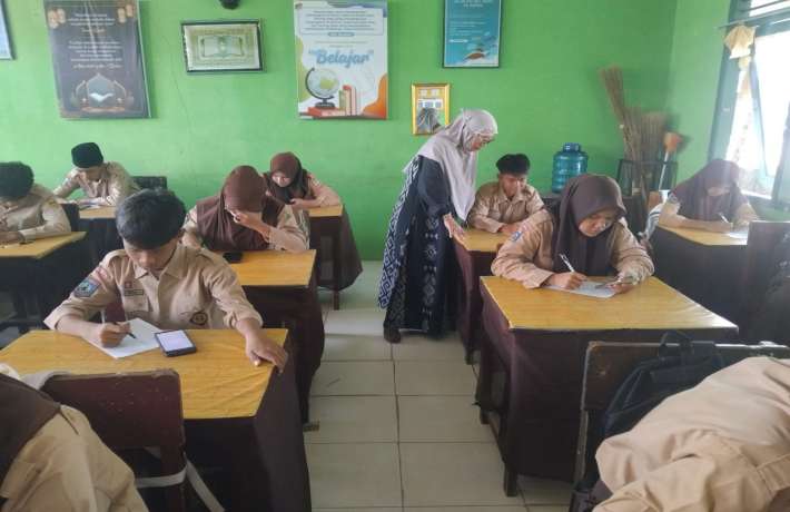 Persiapkan Kelulusan, Siswa Kelas IX MTs Negeri 1 Belitung Timur Ikuti Try Out TKA Melalui Platform Alef Education